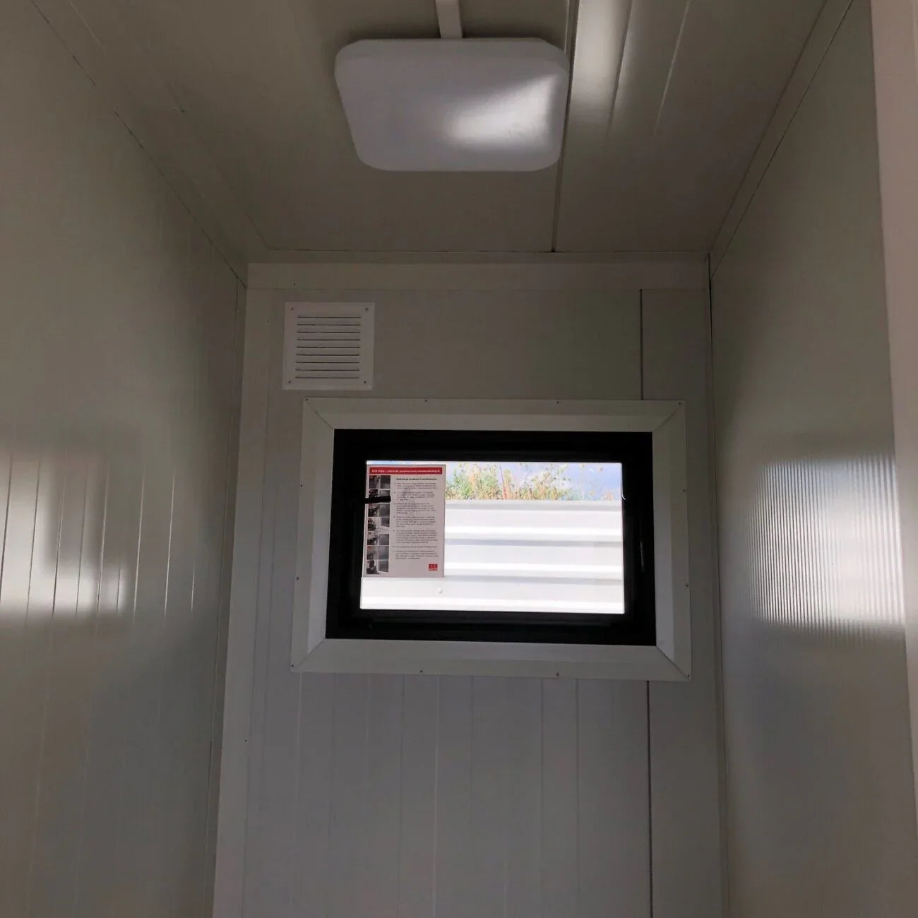 Sanitaire container van sandwichpanelen, 6,00 × 3,00 m