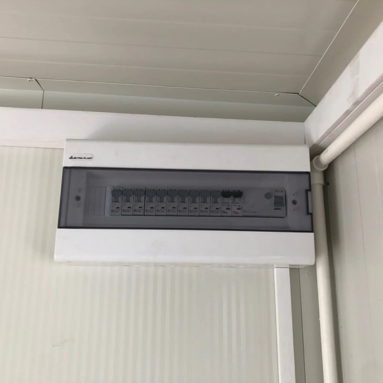 Sanitaire container van sandwichpanelen, 6,00 × 3,00 m