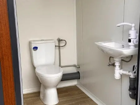 Sanitaire container van het paviljoentype met 3 onafhankelijke cabines.