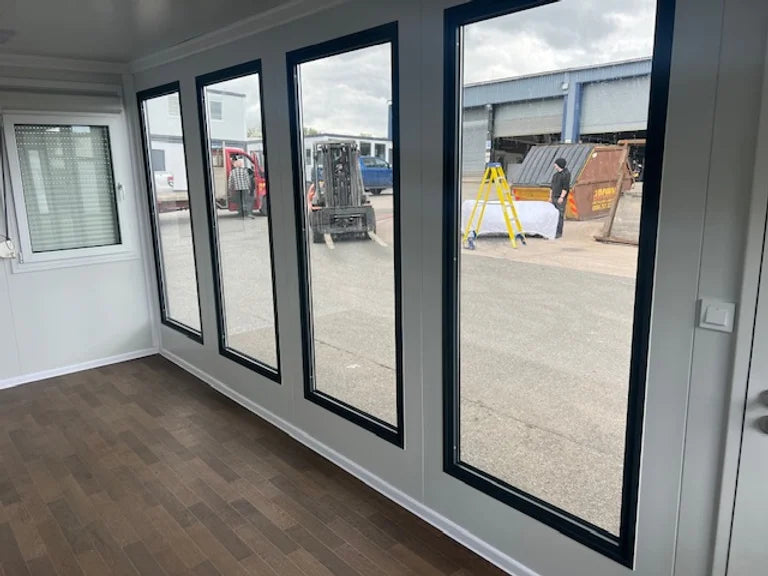 Mobiel kantoor met panoramische ramen