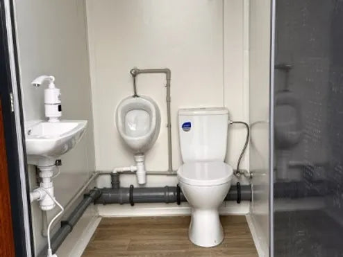 Sanitaire container van het paviljoentype met 3 onafhankelijke cabines.