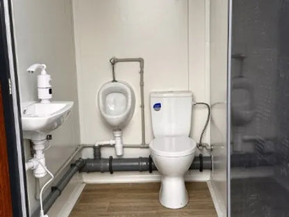 Sanitaire container van het paviljoentype met 3 onafhankelijke cabines.