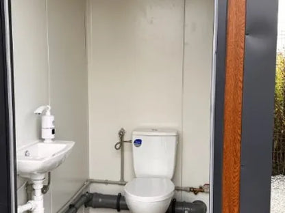 Sanitaire container van het paviljoentype met 3 onafhankelijke cabines.