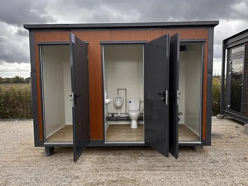 Sanitaire container van het paviljoentype met 3 onafhankelijke cabines.