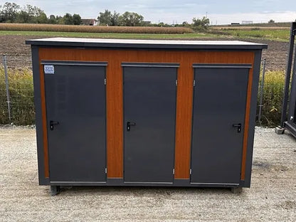 Sanitaire container van het paviljoentype met 3 onafhankelijke cabines.