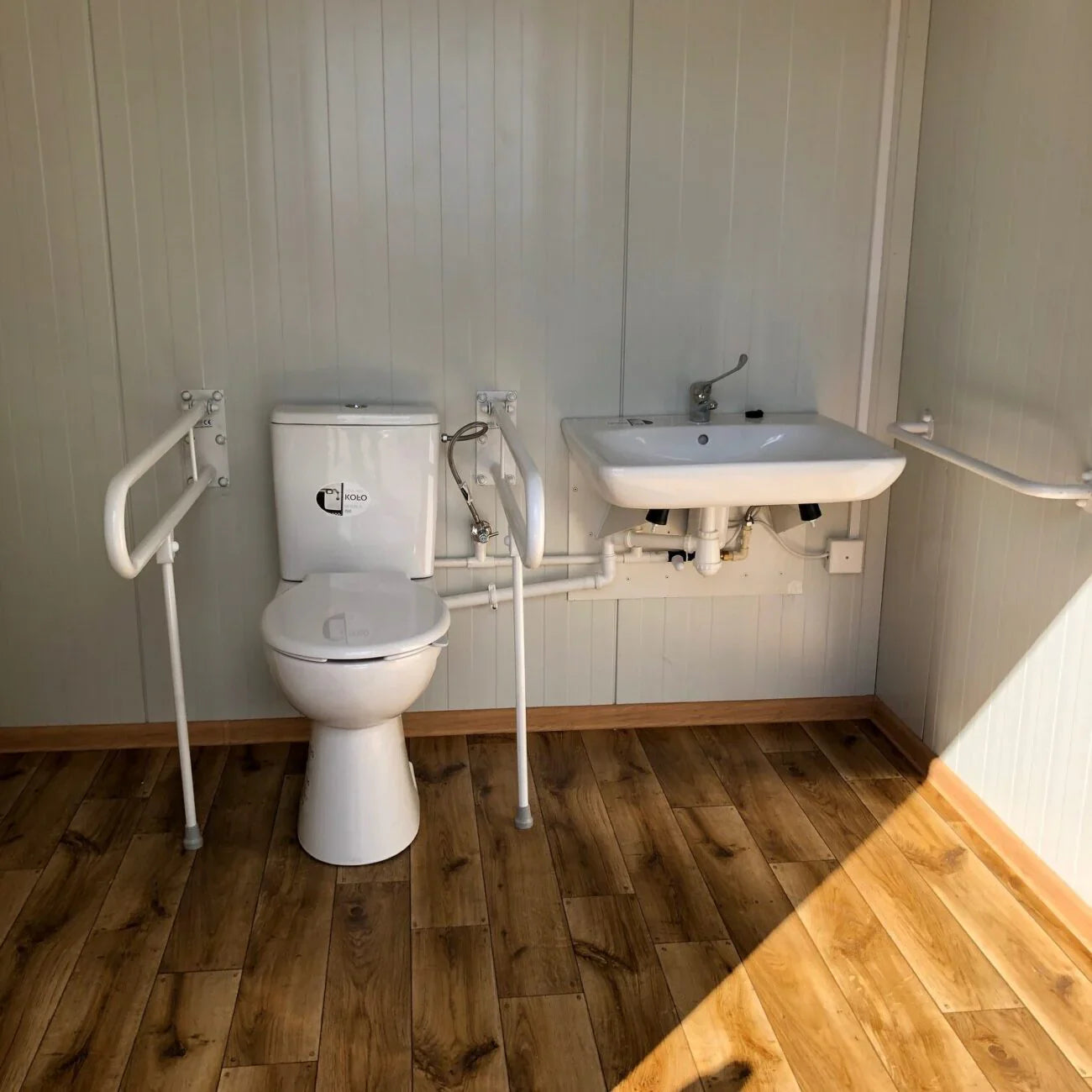 Sanitaire container van sandwichpanelen, 6,00 × 3,00 m