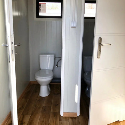 Sanitaire container van sandwichpanelen, 6,00 × 3,00 m