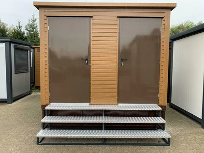 Toiletcabine voor twee personen, 3x2 meter, met afvalwatertank.
