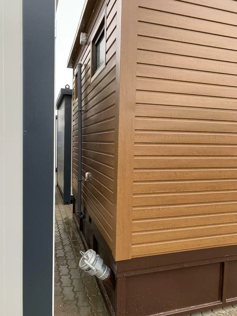 Toiletcabine voor twee personen, 3x2 meter, met afvalwatertank.