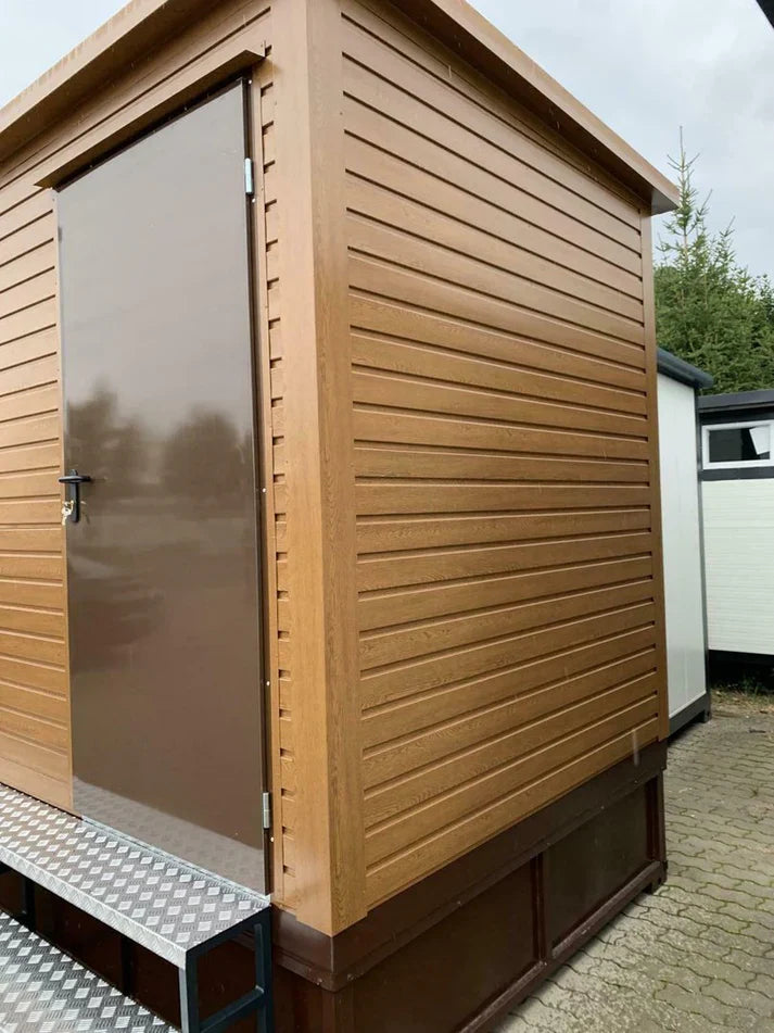 Toiletcabine voor twee personen, 3x2 meter, met afvalwatertank.