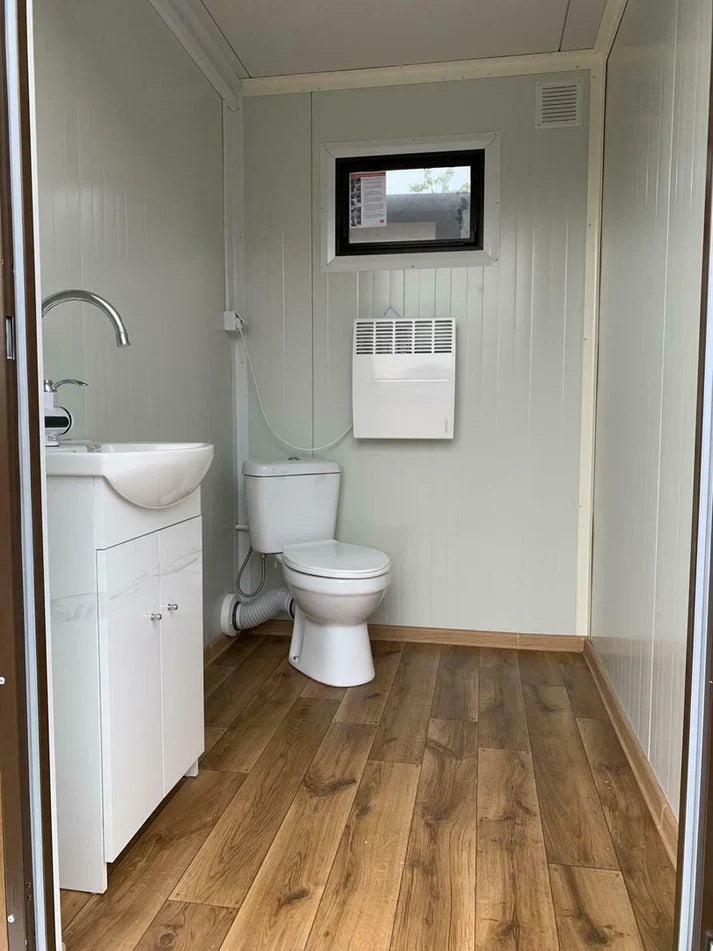 Toiletcabine voor twee personen, 3x2 meter, met afvalwatertank.