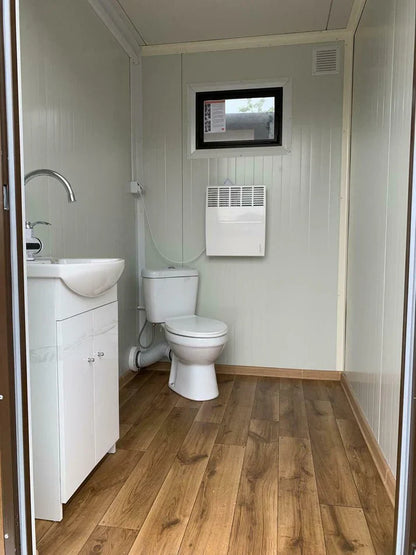 Toiletcabine voor twee personen, 3x2 meter, met afvalwatertank.