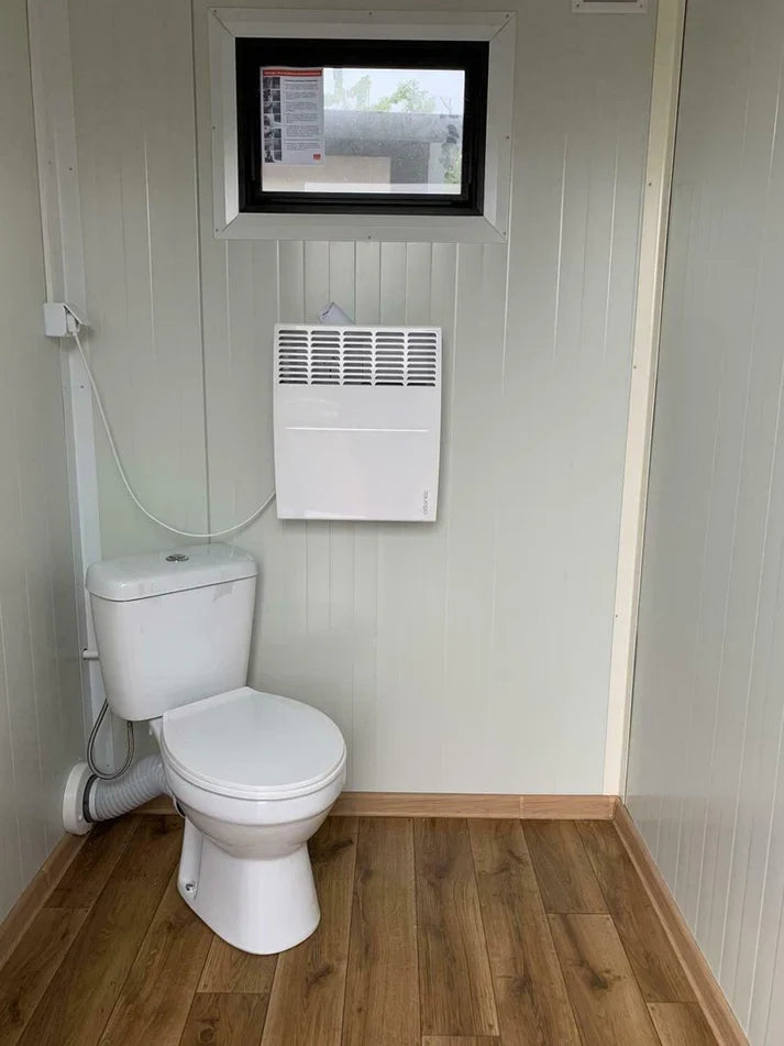 Toiletcabine voor twee personen, 3x2 meter, met afvalwatertank.