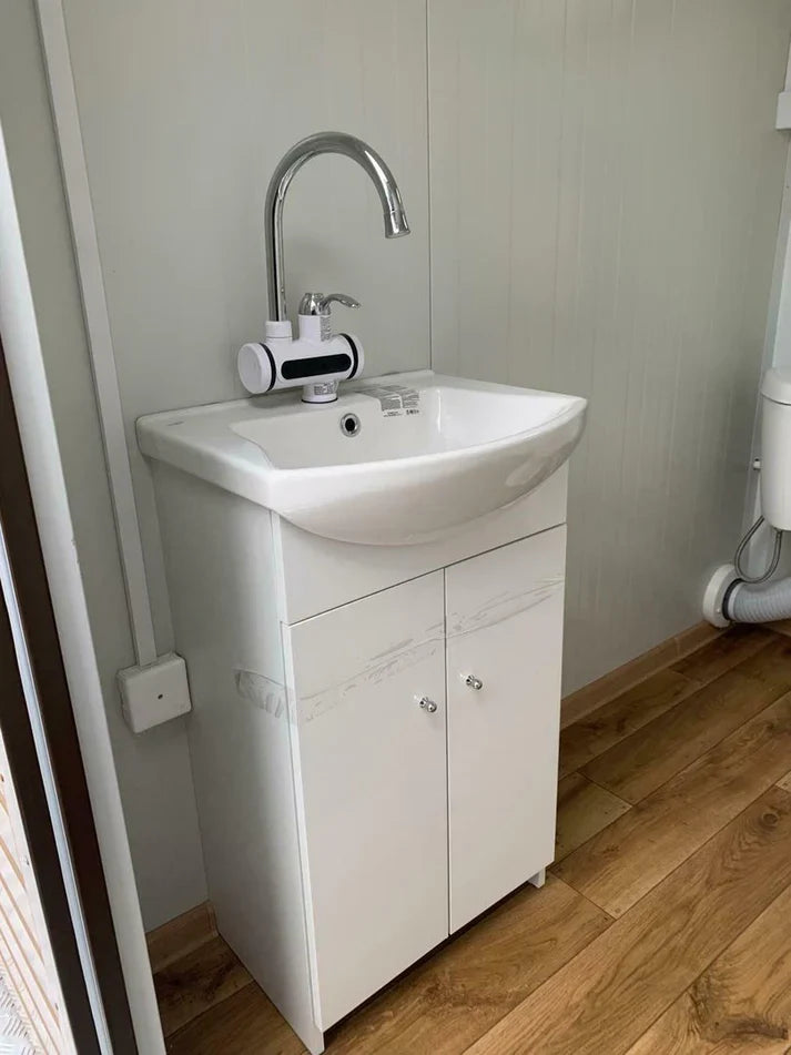 Toiletcabine voor twee personen, 3x2 meter, met afvalwatertank.