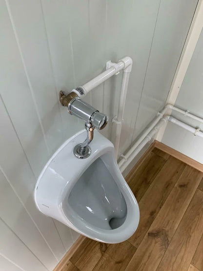 Toiletcabine voor twee personen, 3x2 meter, met afvalwatertank.