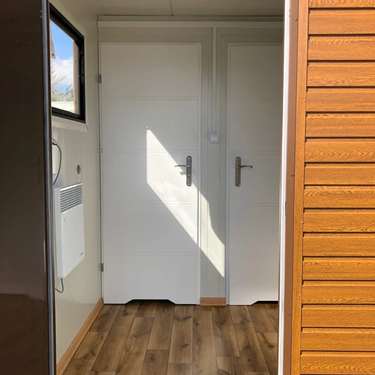 Sanitaire container van sandwichpanelen, 6,00 × 3,00 m