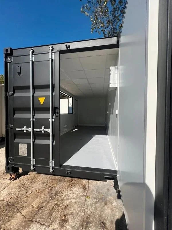 Geïsoleerde container met serviceluiken