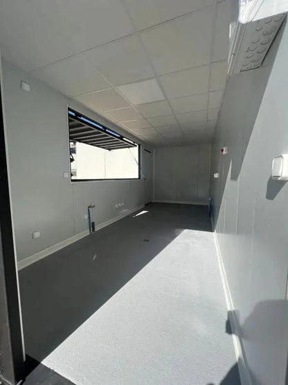 Geïsoleerde container met serviceluiken