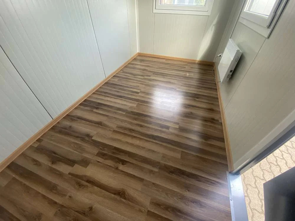 Gebruiksklare kantoorcontainer van 4x2,20 m