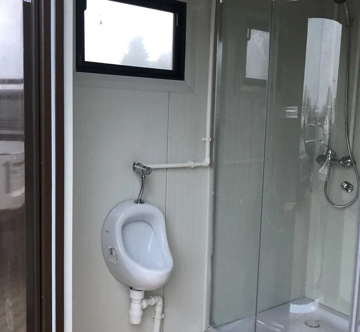 Toiletcabine voor twee personen, 4x2 meter, met douche.