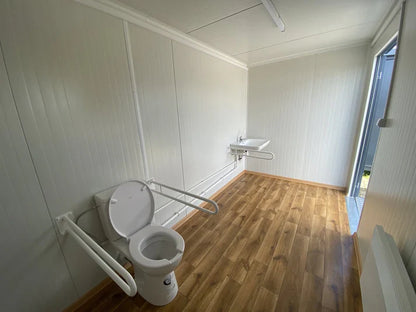 Toiletcabine (dubbele cabine) 4x2 m met hellingbaan – Toegankelijk voor mensen met een beperking.