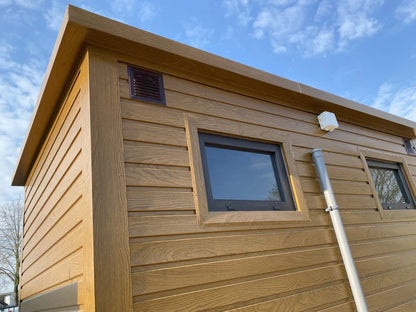 Toiletcabine voor twee personen, 3x2 meter, met afvalwatertank.
