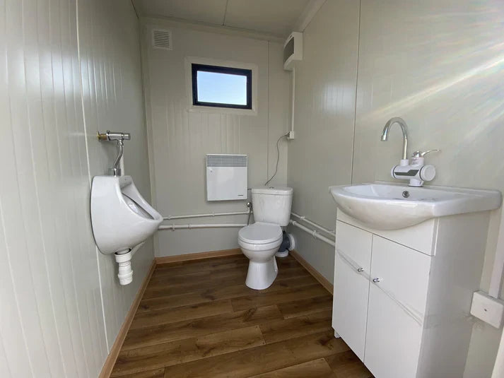 Toiletcabine voor twee personen, 3x2 meter, met afvalwatertank.
