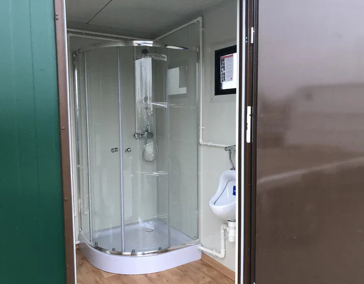 Toiletcabine voor twee personen, 4x2 meter, met douche.
