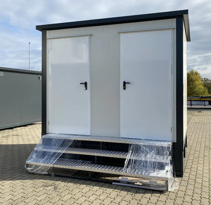 Toiletcabine voor twee personen, 3x2 meter, met afvalwatertank.