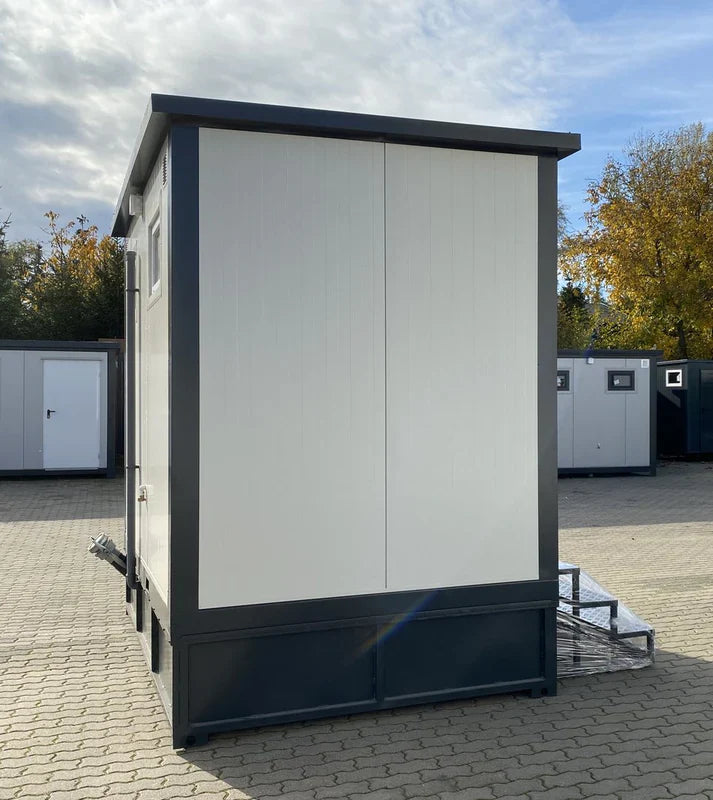 Toiletcabine voor twee personen, 3x2 meter, met afvalwatertank.