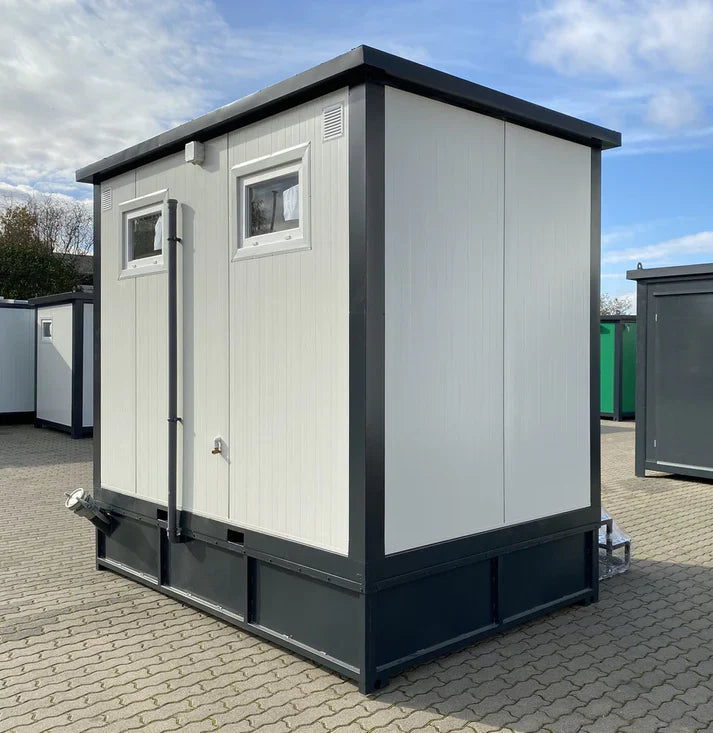 Toiletcabine voor twee personen, 3x2 meter, met afvalwatertank.