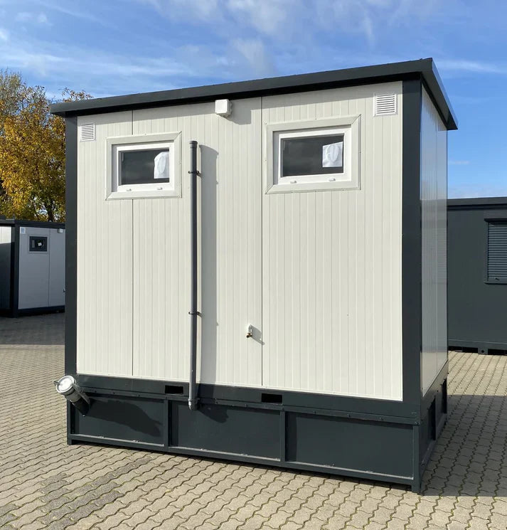 Toiletcabine voor twee personen, 3x2 meter, met afvalwatertank.