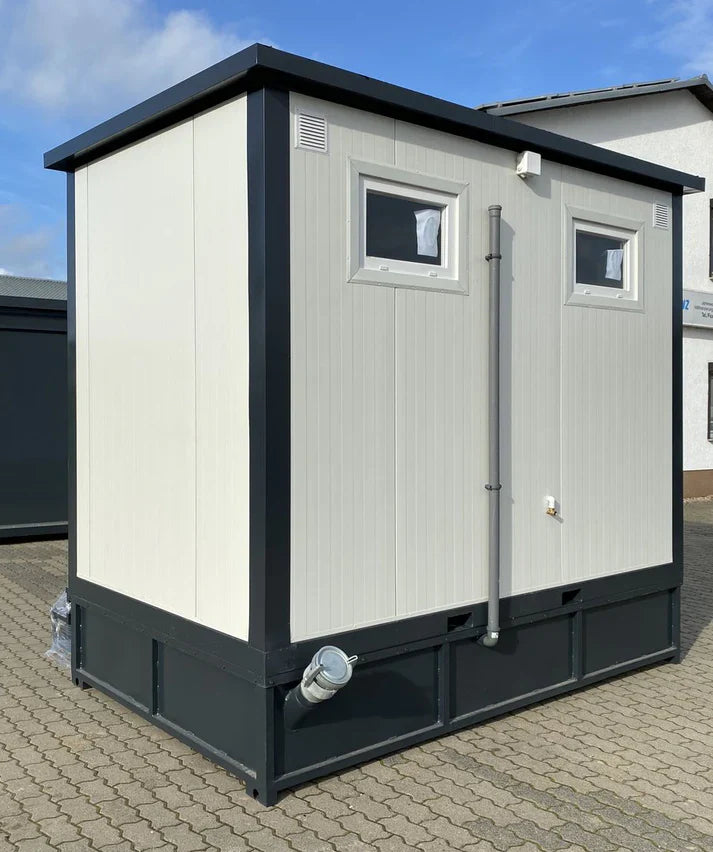 Toiletcabine voor twee personen, 3x2 meter, met afvalwatertank.