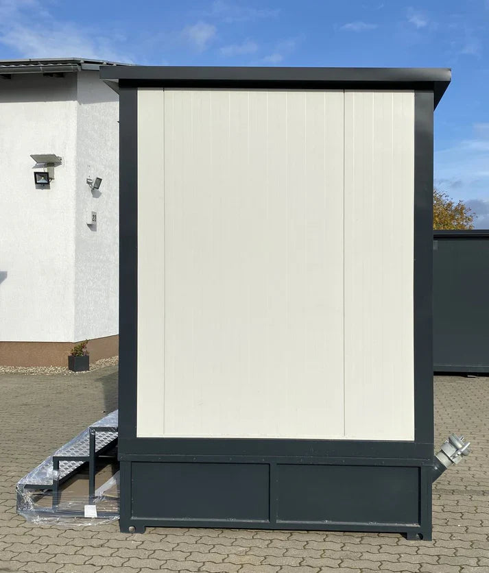 Toiletcabine voor twee personen, 3x2 meter, met afvalwatertank.