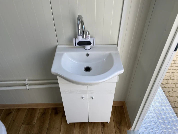 Toiletcabine voor twee personen, 3x2 meter, met afvalwatertank.