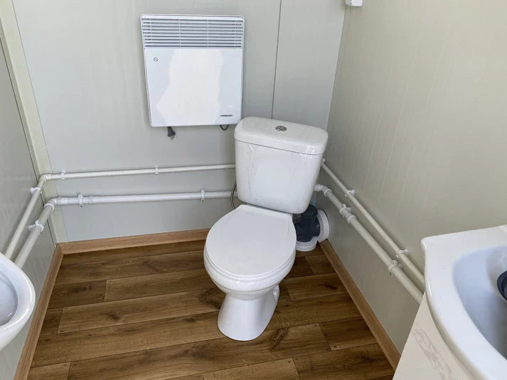 Toiletcabine voor twee personen, 3x2 meter, met afvalwatertank.