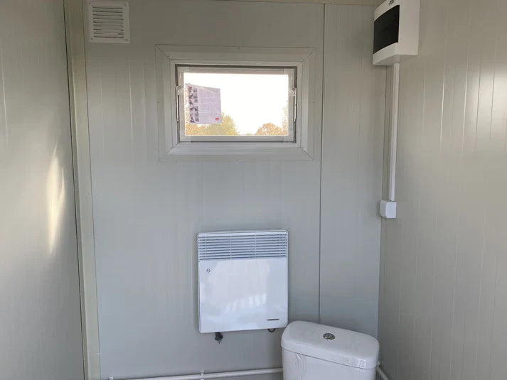 Toiletcabine voor twee personen, 3x2 meter, met afvalwatertank.