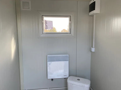 Toiletcabine voor twee personen, 3x2 meter, met afvalwatertank.
