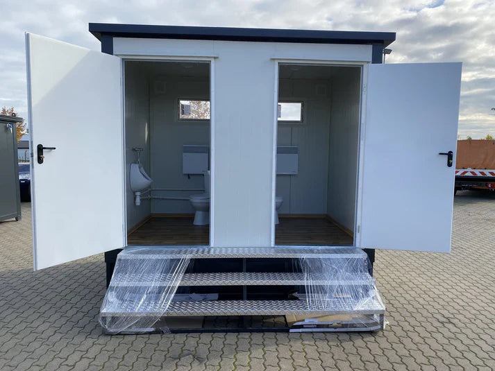 Toiletcabine voor twee personen, 3x2 meter, met afvalwatertank.