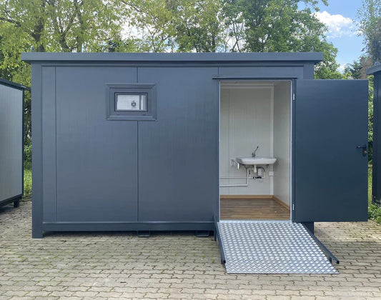 Toiletcabine (dubbele cabine) 4x2 m met hellingbaan – Toegankelijk voor mensen met een beperking.