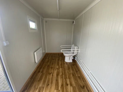 Toiletcabine (dubbele cabine) 4x2 m met hellingbaan – Toegankelijk voor mensen met een beperking.
