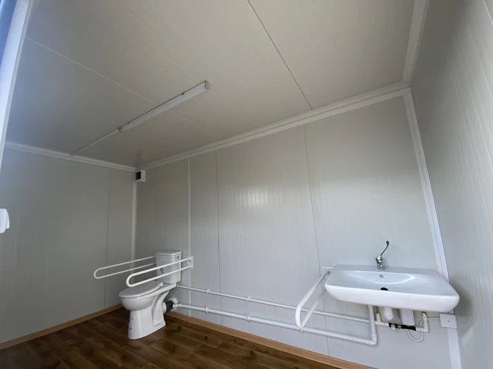 Toiletcabine (dubbele cabine) 4x2 m met hellingbaan – Toegankelijk voor mensen met een beperking.