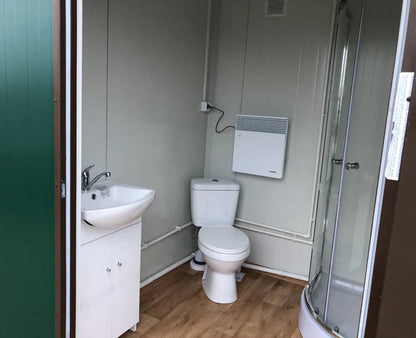 Toiletcabine voor twee personen, 4x2 meter, met douche.