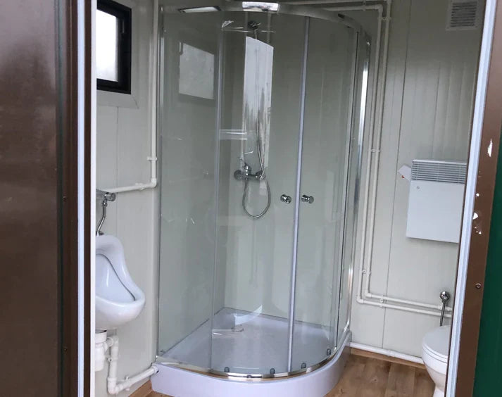 Toiletcabine voor twee personen, 4x2 meter, met douche.