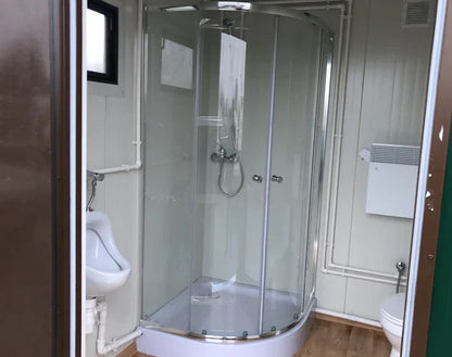 Toiletcabine voor twee personen, 4x2 meter, met douche.