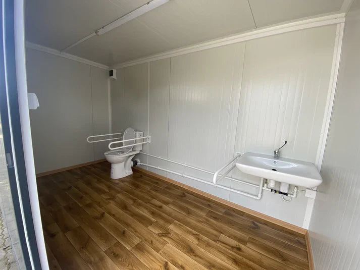 Toiletcabine (dubbele cabine) 4x2 m met hellingbaan – Toegankelijk voor mensen met een beperking.