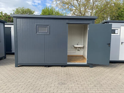Toiletcabine (dubbele cabine) 4x2 m met hellingbaan – Toegankelijk voor mensen met een beperking.