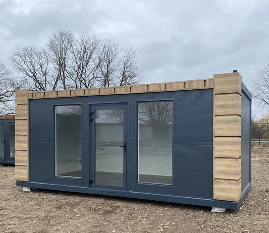 Kantoorcontainer van 6 x 2,83 meter met 2 ramen