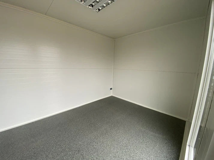 Kantoorcontainer van 6 x 2,83 meter met 2 ramen