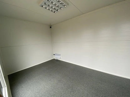 Kantoorcontainer van 6 x 2,83 meter met 2 ramen